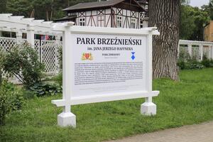 Odnowiona architektura drewniana w Parku Brzeźnieńskim....