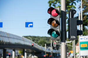 Kolejne nowe sygnalizatory i pętle indukcyjne poprawią bezpieczeństwo uczestników ruchu drogo...