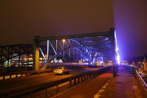 Niebieskie podświetlenie wiaduktu przy ul. Kościuszki w Światowym Dniu Cukrzycy...