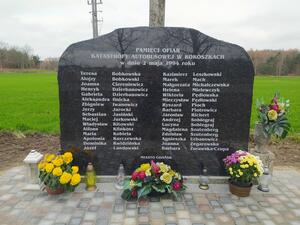 Pomnik Ofiar Katastrofy Autobusowej w Kokoszkach jest nowy...