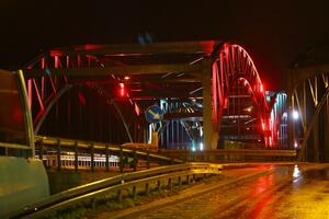 Czerwona iluminacja wiaduktu w geście solidarności z osobami chorymi na AIDS...