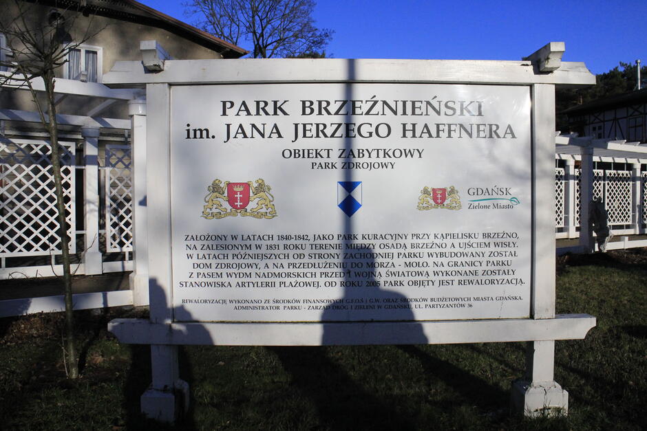 Tablica informacyjna przy wejściu do Parku Brzeźnieńskiego