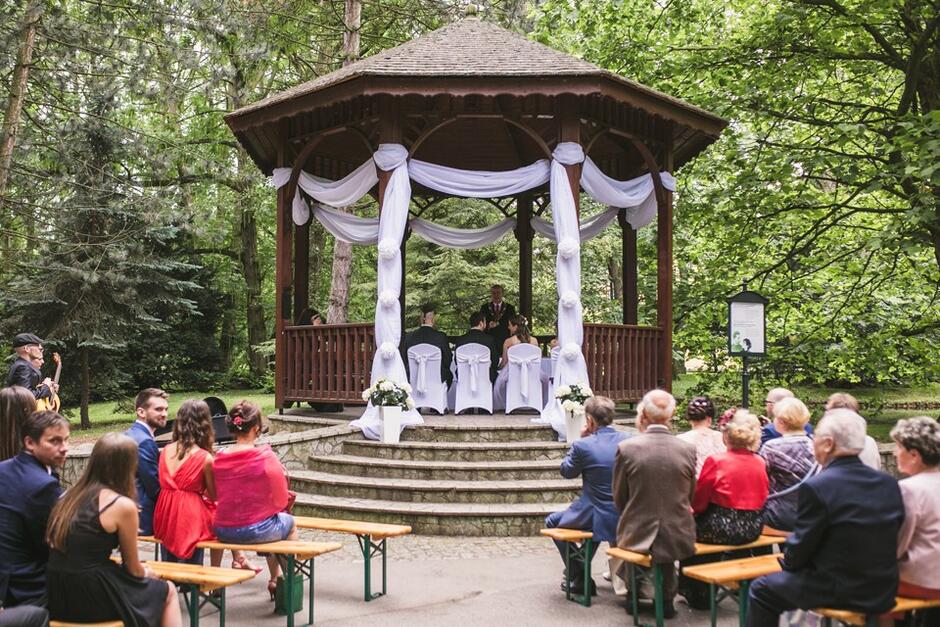 Ceremonia zaślubin w Parku Oliwskim