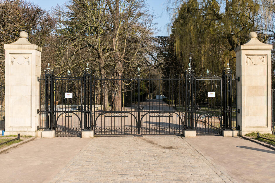 Zamknięte wejście do Parku Oliwskiego