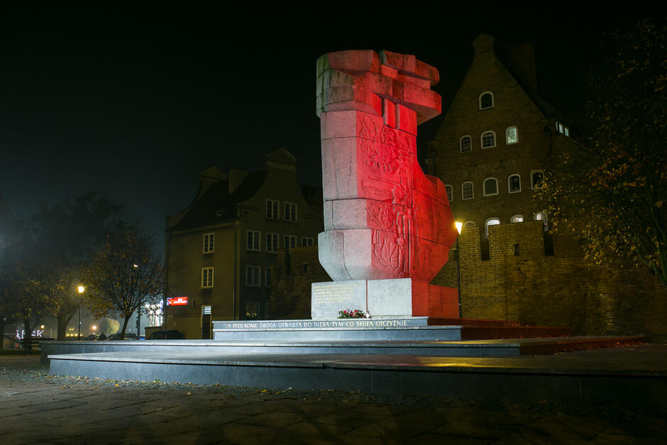 Pomnik Tym, co za polskość Gdańska  z biało-czerwoną iluminacją