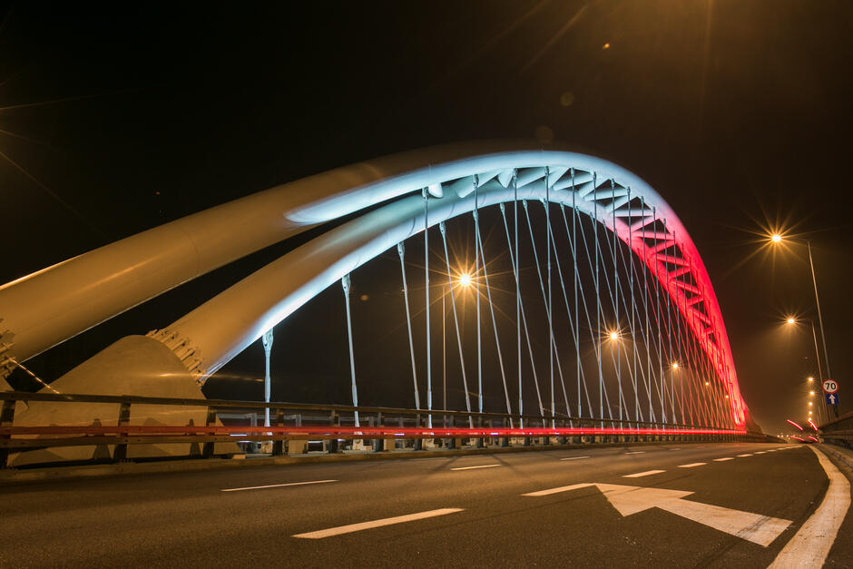 Biało-czerwone podświetlenie wiaduktu przy Stadionie Energa Gdańsk