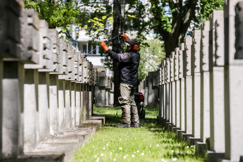 Czyszczenie betonowych krzyży na Cmentarzu Pomniku Bohaterów Zaspa 