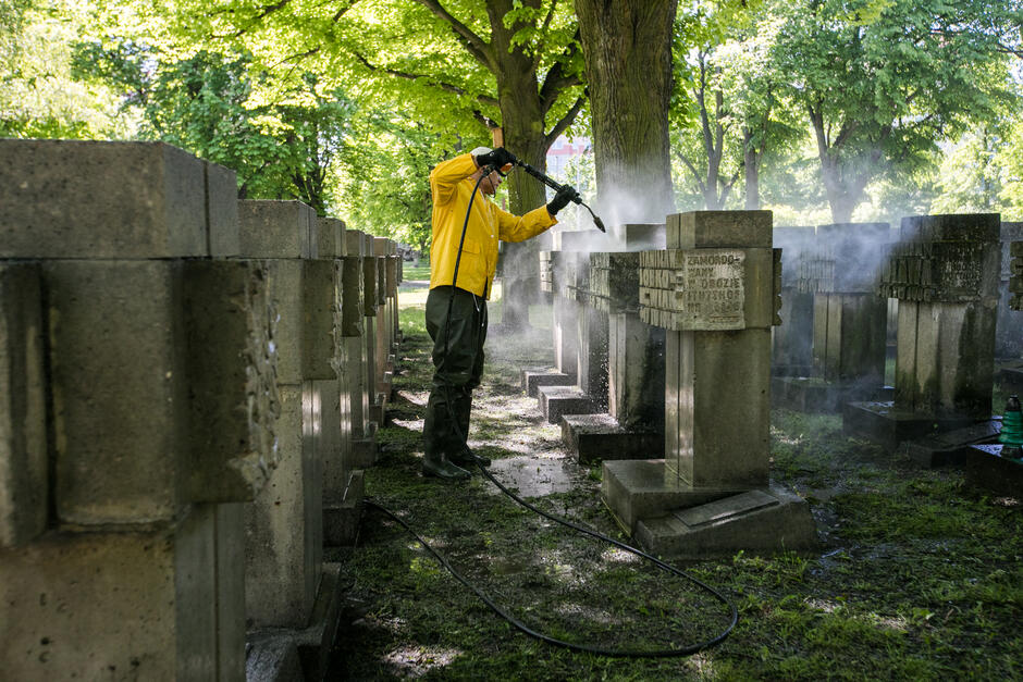 Czyszczenie betonowych krzyży na Cmentarzu Bohaterów Zaspa 