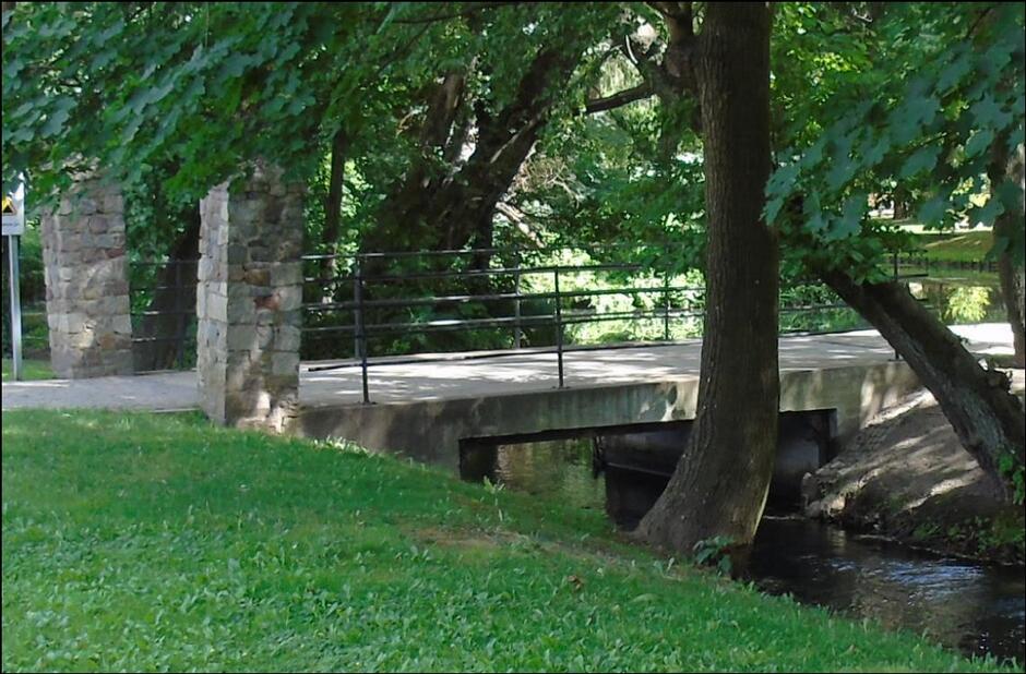 Most nad Potokiem w Parku Oliwskim