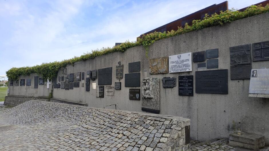 Zabytkowy mur na Placu Solidarności w Gdańsku