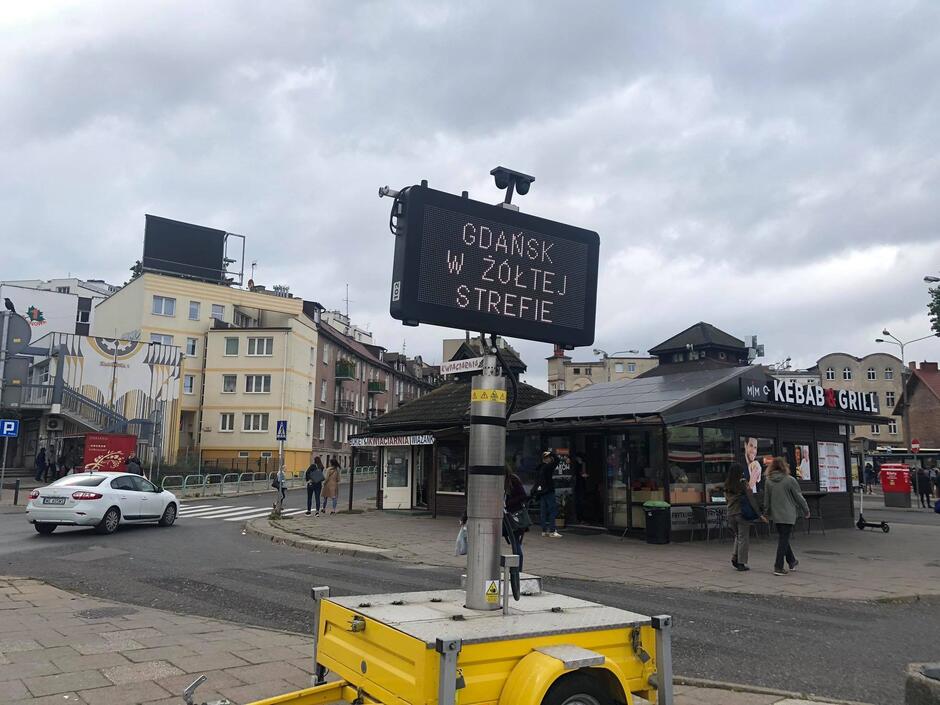 Mobilna tablica zmiennej treści z komunikatami dotyczącymi obowiązującej w Gdańsku żółtej strefy epidemicznej