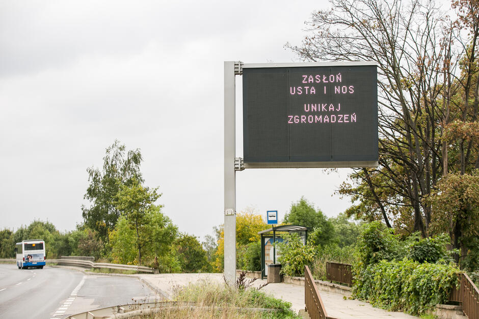 Stacjonarna tablica zmiennej treści na al. Armii Krajowej z komunikatami o żółtej strefie w Gdańsku