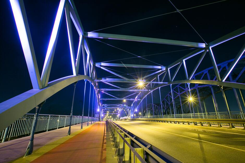 Niebieska iluminacja wiaduktu na ul. Kościuszki zwraca uwagę na osoby cierpiące na raka trzustki