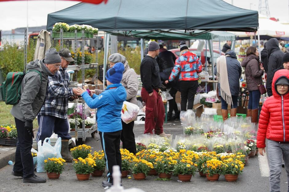 Sprzedaż kwiatów na stoisku przed Cmentarzem Łostowickim