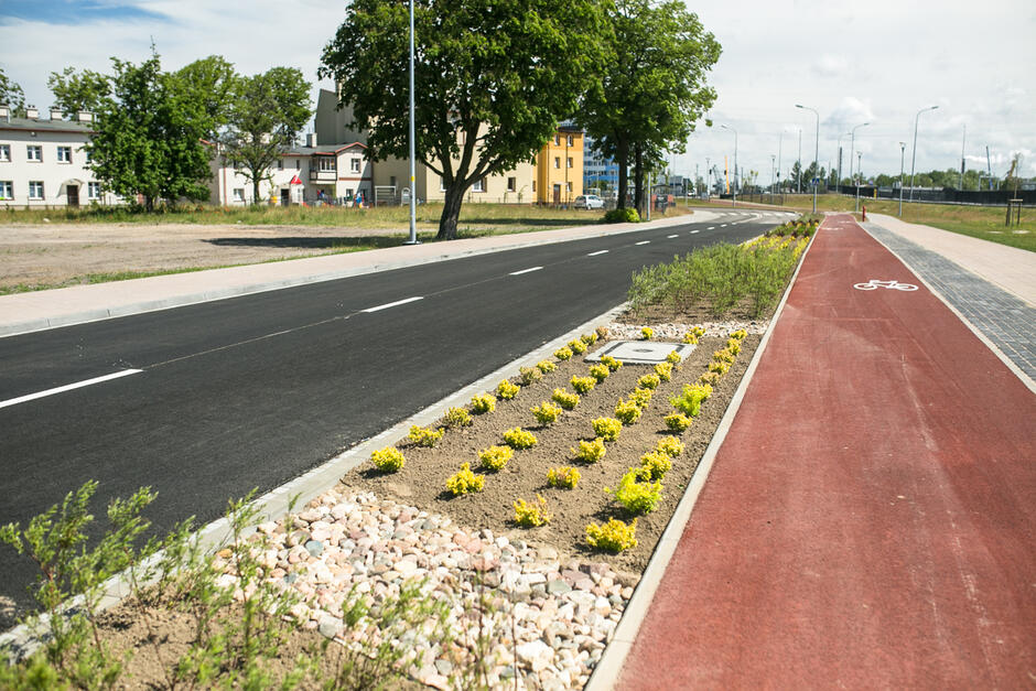 W rozbudowie układu drogowego Gdańska biorą udział również podmioty prywatne na podstawie zawieranych umów drogowych, tzw. szesnastek .