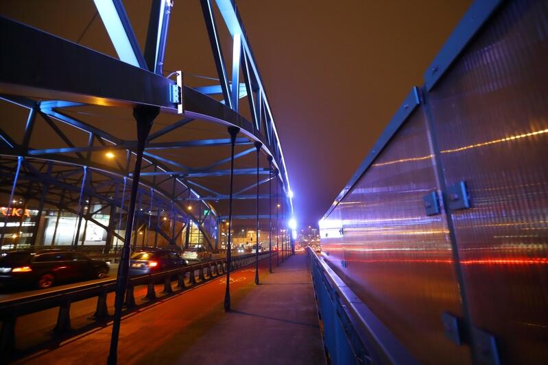 Okolicznościowa iluminacji wiaduktu na ul. Kościuszki w Europejskim Tygodniu Profilaktyki Raka Szyjki Macicy