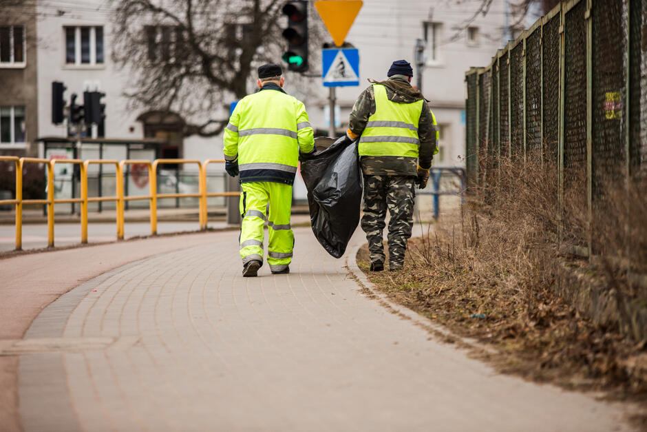 W akcję pozimowego sprzątania miasta zaangażowanych jest 130 pracowników