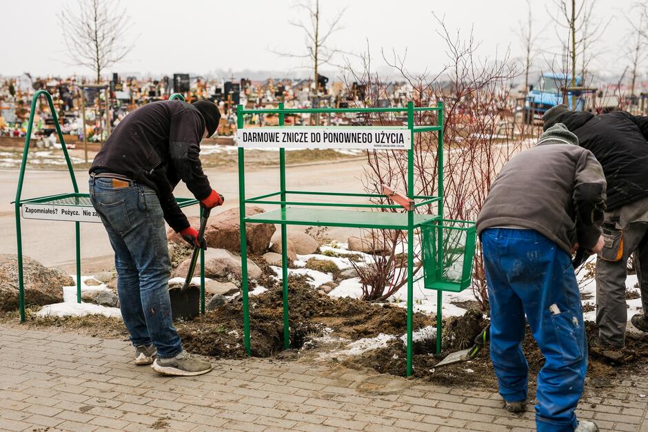 Na cmentarzach komunalnych w Gdańsku ustawionych zostanie w sumie 11 stojaków na znicze