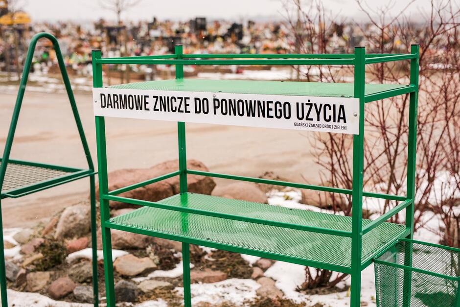 Na gdańskich cmentarzach komunalnych ustawione zostaną stojaki na znicze do ponownego wykorzystania