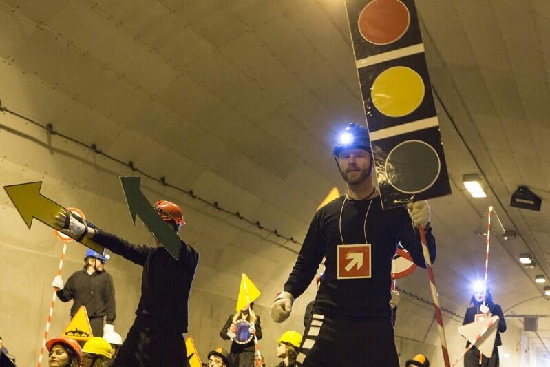 Piesze zwiedzanie Tunelu pod Martwą Wisłą podczas ostatniego dnia otwartego przed oficjalnym udostępnieniem Tunelu dla ruchu
