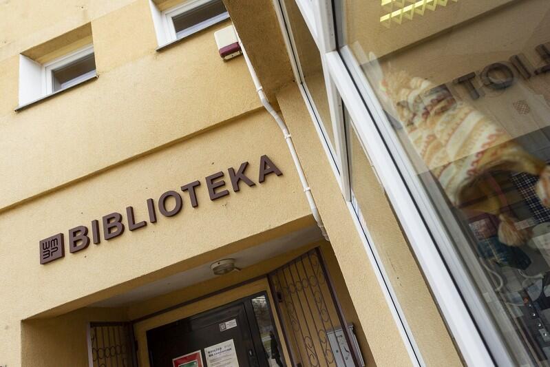 Wojewódzka i Miejska Biblioteka Publiczna w Gdańsku jako jedna z pierwszych instytucji miejskich dostosowała wszystkie szyldy do zapisów UKG, filia na Przymorzu przy ul. Opolskiej.