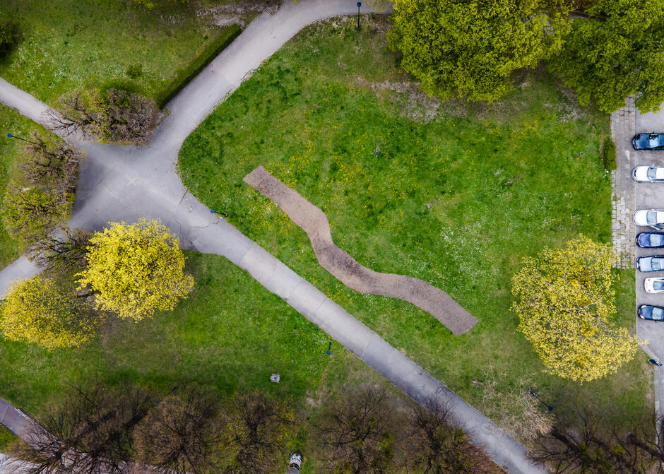 Widok z lotu ptaka na poletko przygotowane pod łąkę kwietną w kształcie fali w Parku Uphagena.